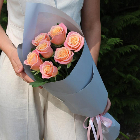 Букет из 7 персиковых роз в оформлении - изображение 2