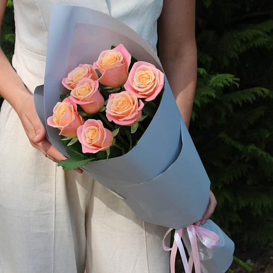 Букет из 7 персиковых роз в оформлении - изображение 2