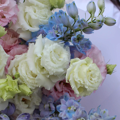 Недорогие букеты: Букет из белой и розовой эустомы