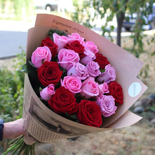 Микс из 21 розы 50 см в крафте - изображение 2
