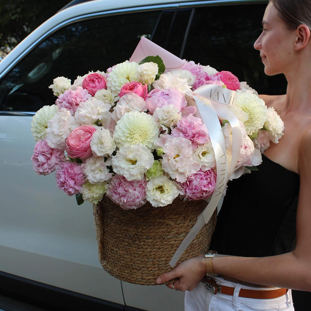Корзина с сезонными цветами микс