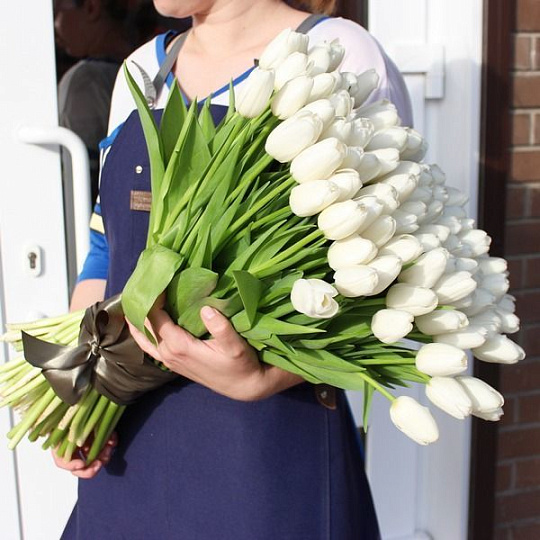 Цветы на 14 февраля: Букет из белых тюльпанов 101 шт.