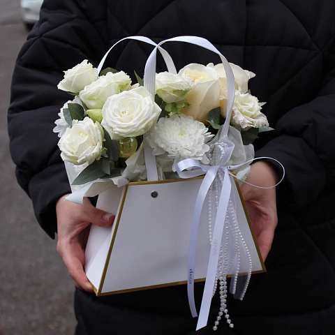 Настольные композиции из цветов: Сумочка с сезонными цветами