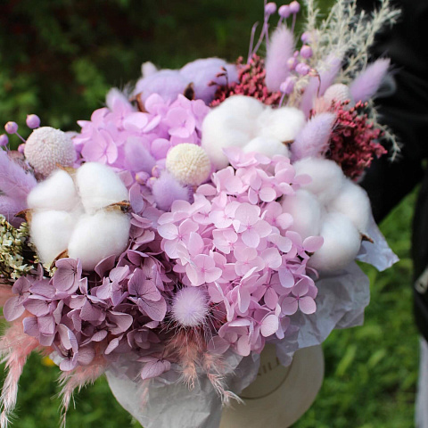 Новинки букетов 2026: Шляпная коробка с хлопком интерьерная