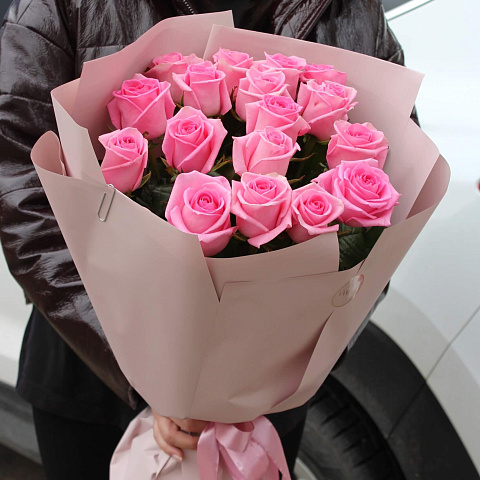 Букеты на День студента: Букет из 17 российских розовых роз