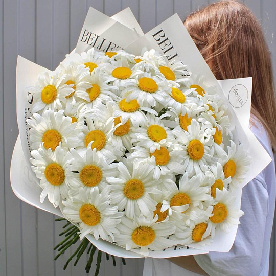 Букет крупных ромашек в стильном оформлении - изображение 2