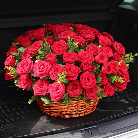 Букет из 101 розы с зеленью в корзине - изображение 2