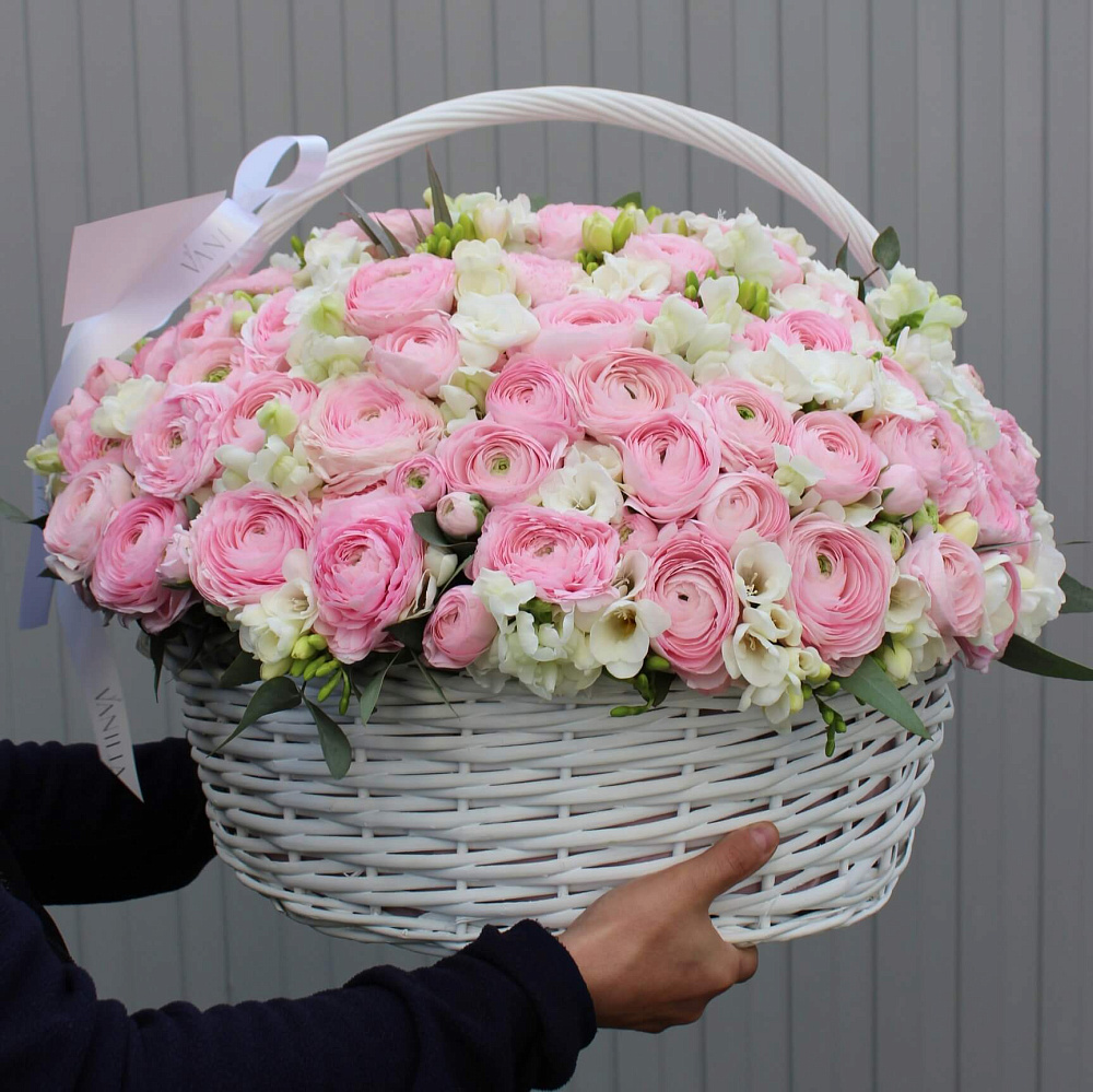 «Корзина с ранункулюсами»