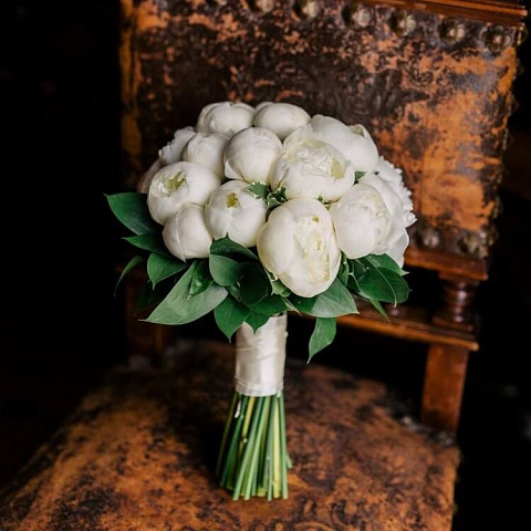 Свадебный букет из белых пионов - изображение 2