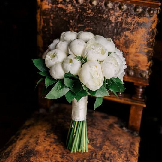 Свадебный букет из белых пионов - изображение 2