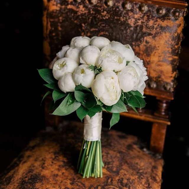 Свадебный букет из белых пионов - изображение 2