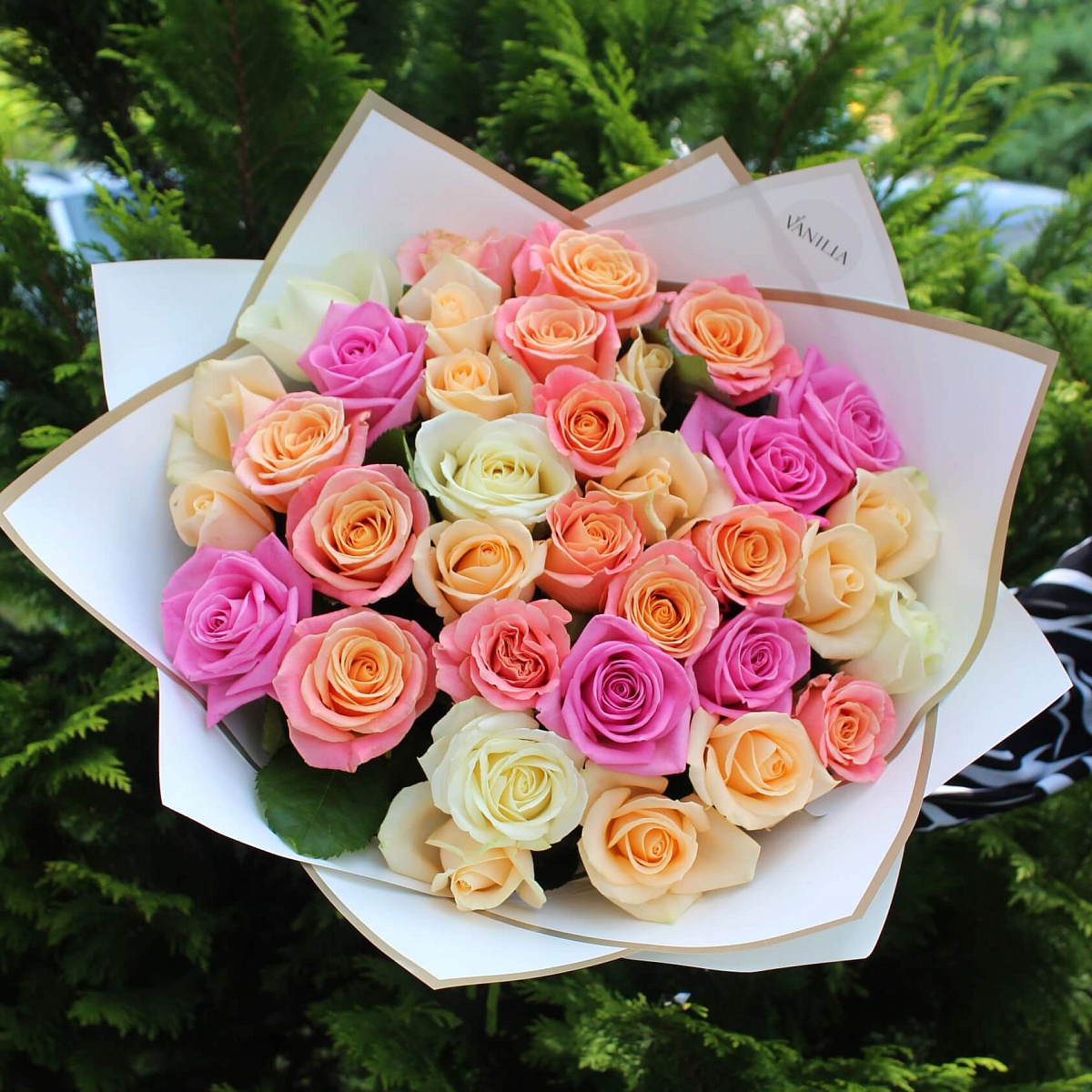 Яркий микс из 35 роз 50 см