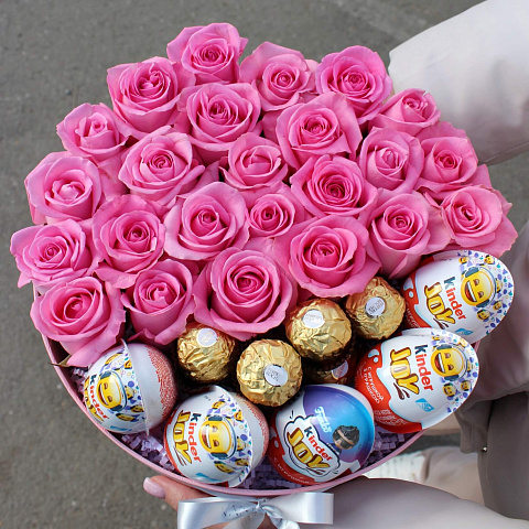Подарочные наборы: Розы в коробке с киндерами и ferrero rocher