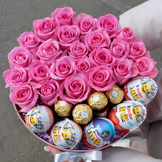 Композиции из цветов: Розы в коробке с киндерами и ferrero rocher