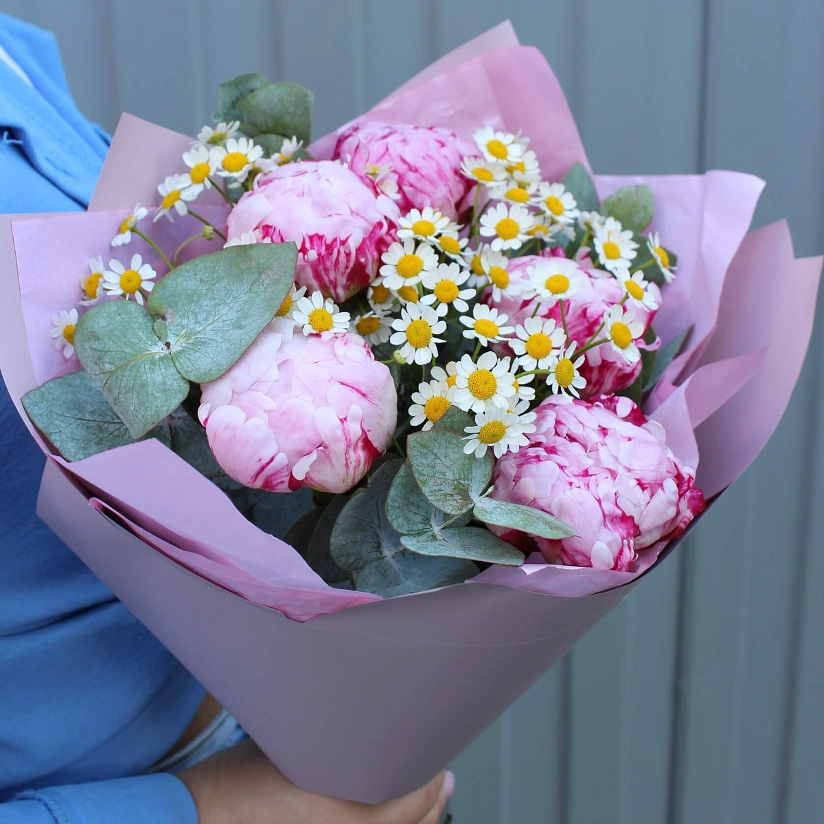 Букет из пионов и ромашки