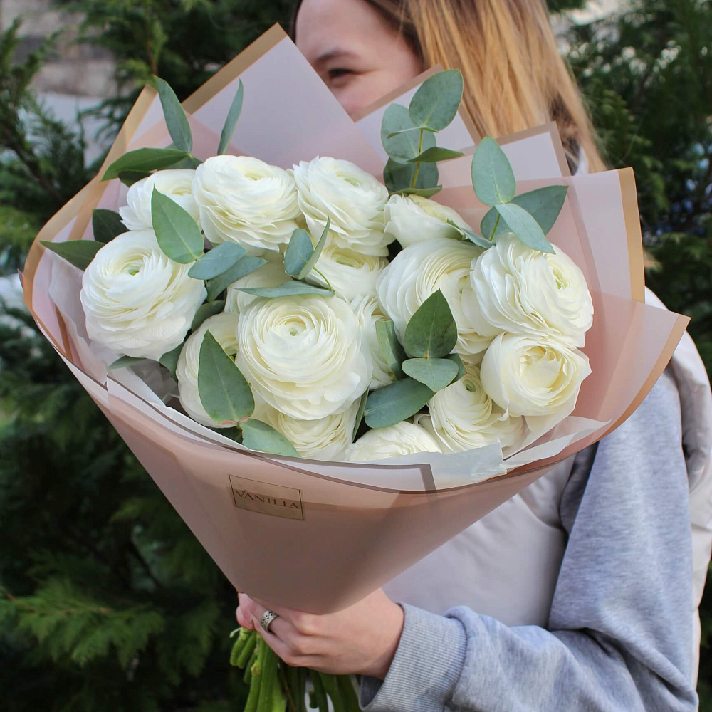 Букет из 17 ранункулюсов в нежном оформлении