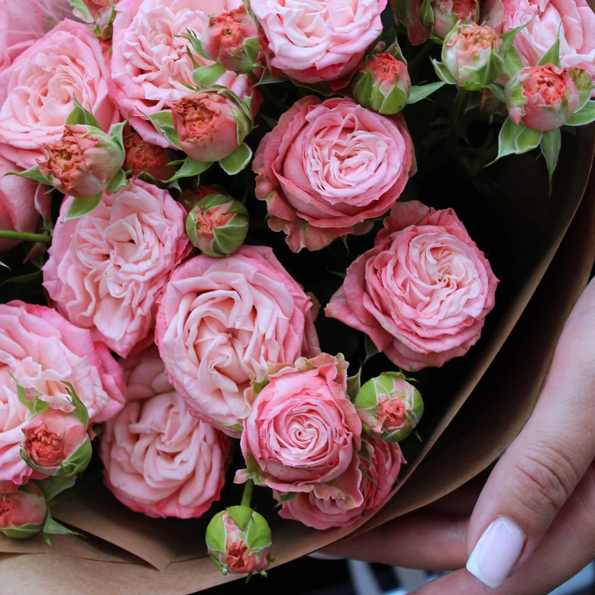 Яркий букет кустовых роз