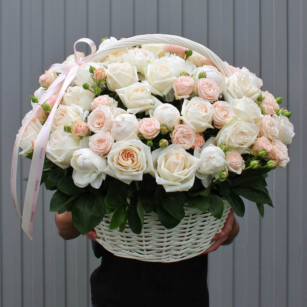 Корзина пионов с розами "Sweet fragrance"