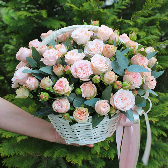 Настольные композиции из цветов: Корзина с кустовой розой "Cream"