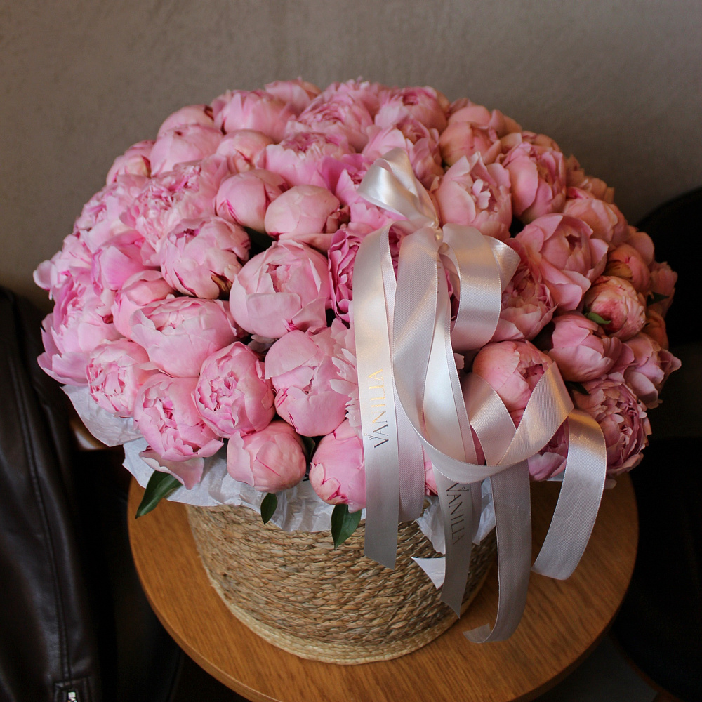 65 пионов в плетеной корзине