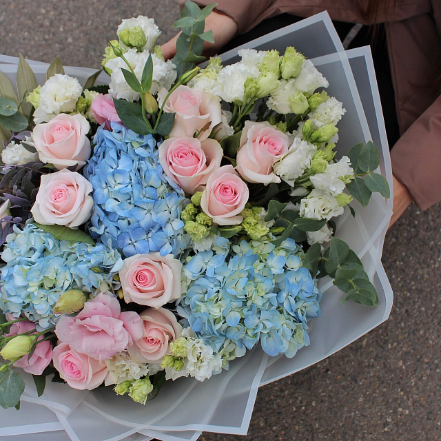 Цветы: Букет с разноцветной гортензией Premium