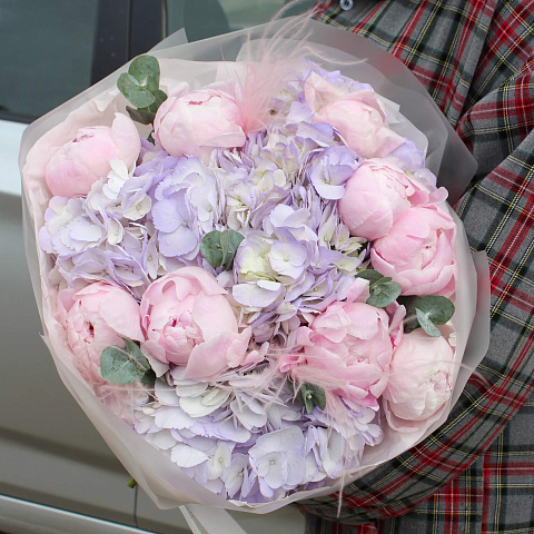 Авторские букеты : Нежный букет с гортензией