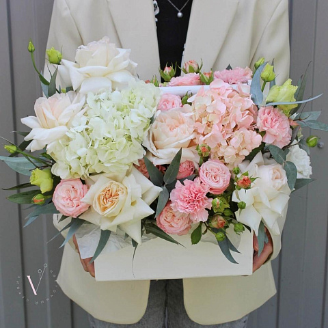 Цветочная композиция в деревянном ящике - изображение 2