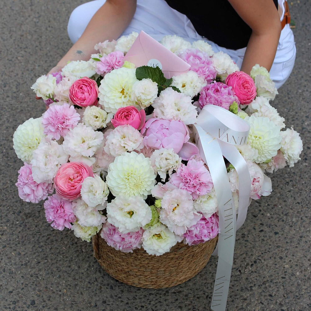 Корзина с сезонными цветами микс