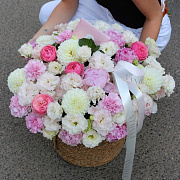 Корзина с сезонными цветами микс