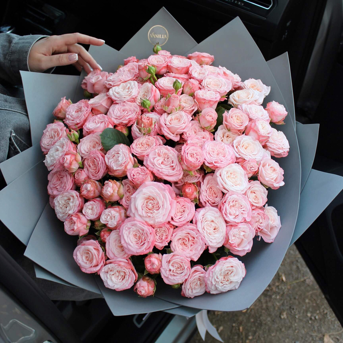 Кустовые пионовидные розы Бомбастик 29 шт в оформлении