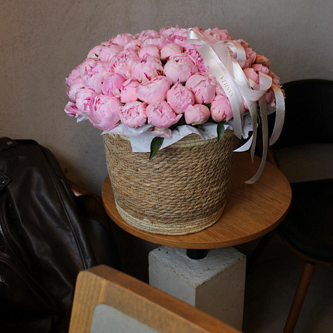 65 пионов в плетеной корзине - изображение 2
