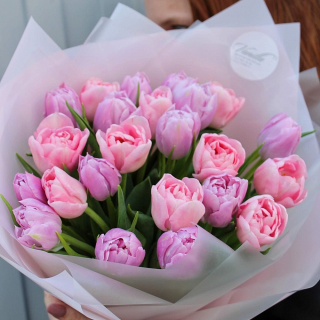 Цветы на праздник: Стильный букет из 23 тюльпанов