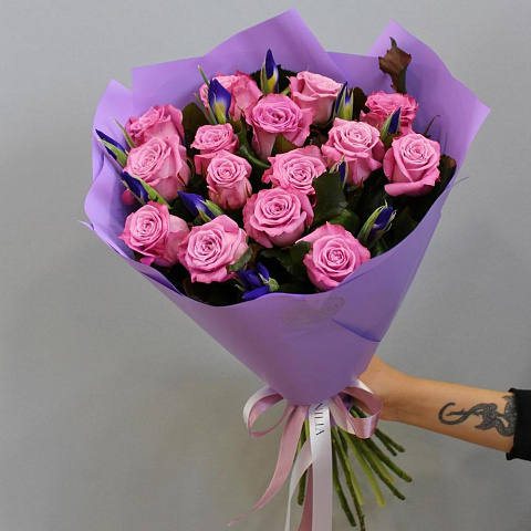 Букет микс из ирисов и роз Маритим - изображение 2