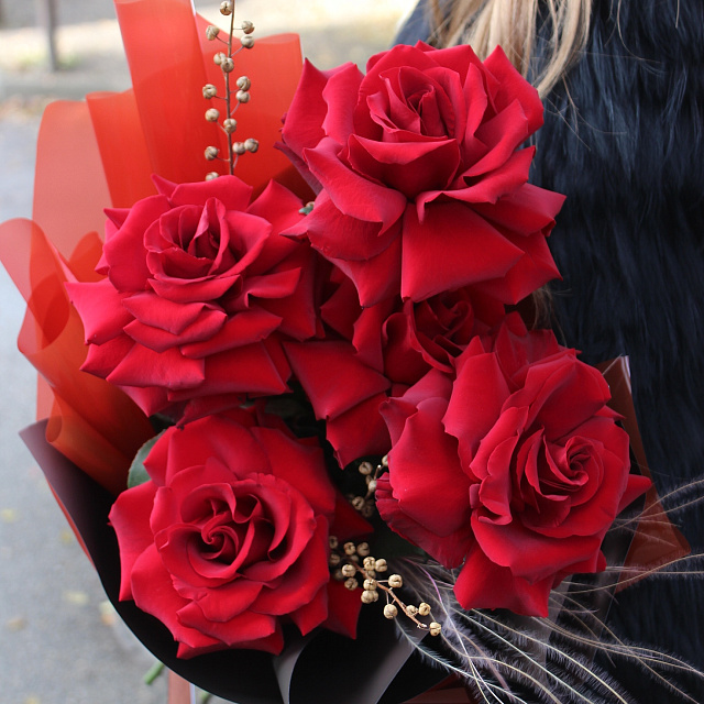 Цветы на праздник: Букет из 5 французских роз Эксплорер