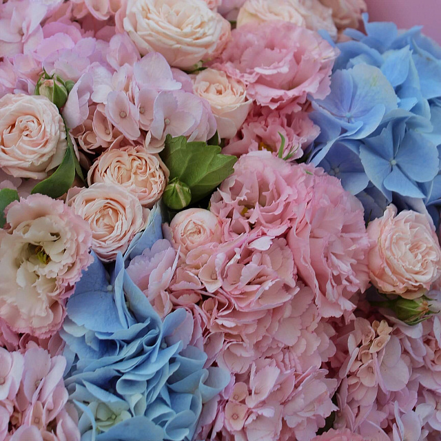 Бизнес букеты: Букет микс из кустовых пионовидных роз