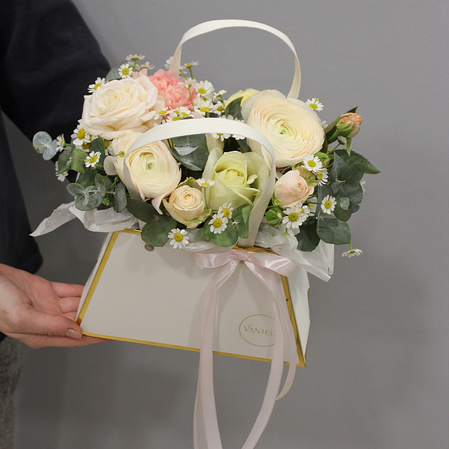 Букет цветов мужчине : Сумочка с сезонными цветами