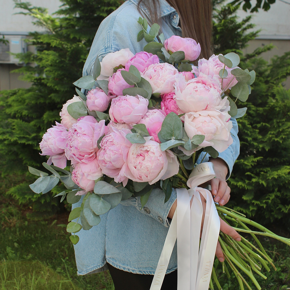 Букет из пионов и эвкалипта «Romantic»