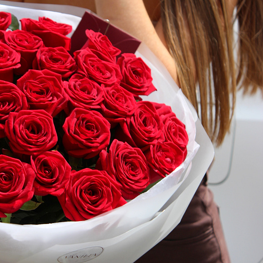 Цветы на 14 февраля: Букет из 25 роз Ред Наоми 60 см