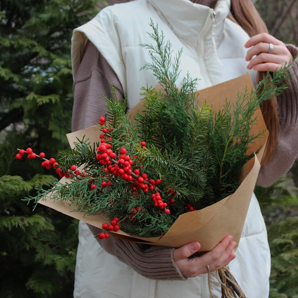 Новогодний букет из пихты с декором