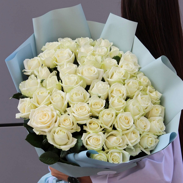 Букеты белых роз: Букет из 51 белой розы Avalanche