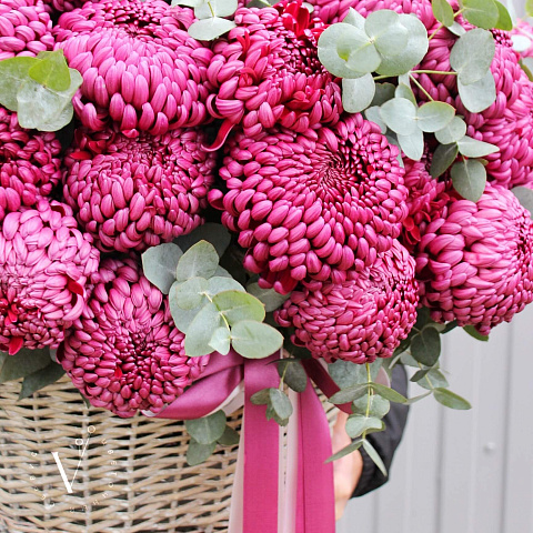 Корзины с цветами: Корзина с одноголовой хризантемой VIP