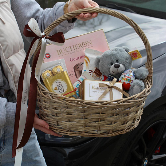 Подарочная корзинка из сладостей и игрушки - изображение 2