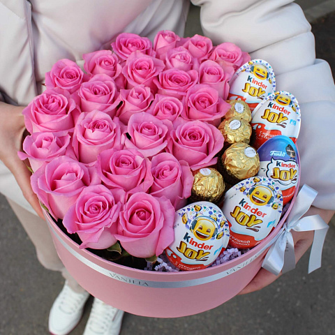 Розы в коробке с киндерами и ferrero rocher - изображение 2