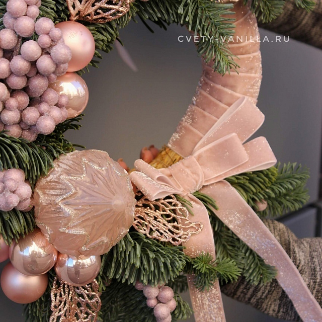 Цветы на праздник: Новогодний венок Roze