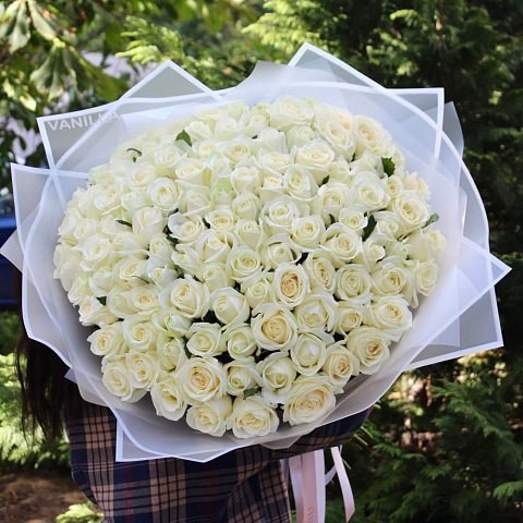 109 роз Аваланж 70 см в нежном оформлении - изображение 2