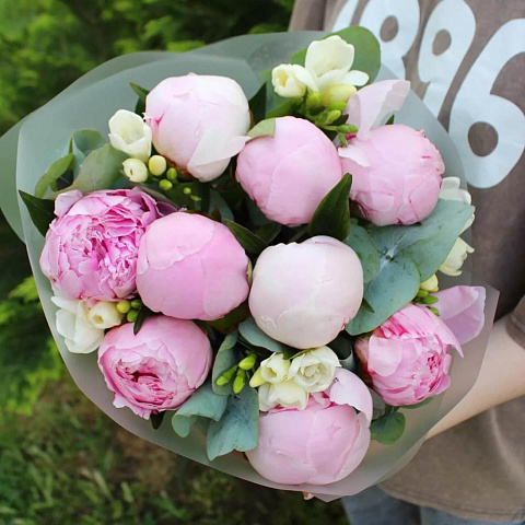 Нежный микс фрезий и пионов - изображение 2