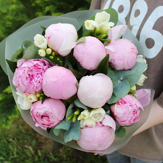 Нежный микс фрезий и пионов - изображение 2