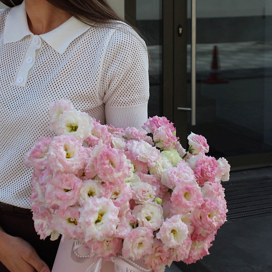 Нежная эустома в цилиндре