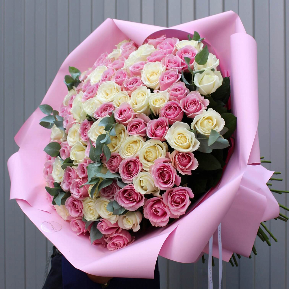 Букет из 101 розы микс с эвкалиптом 70 см