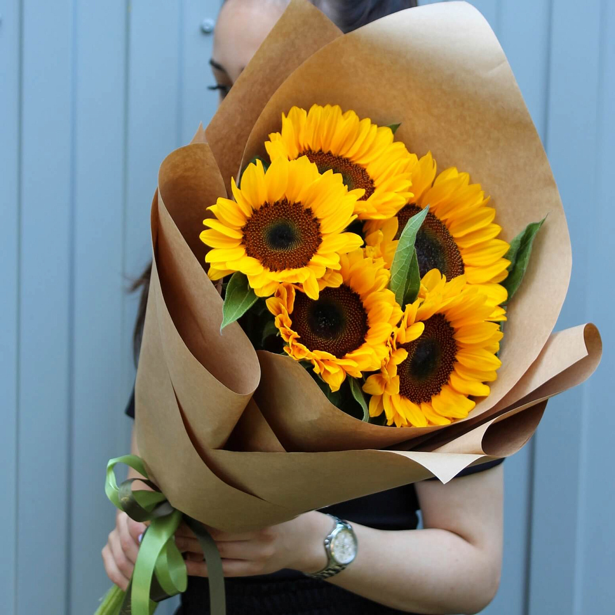 Букет из 5 подсолнухов в крафтовой бумаге